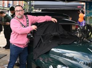 Mayor unveils ‘Horris’ the Morris Minor van