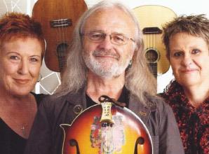 Trio&rsquo;s annual gig has festive fountain of music