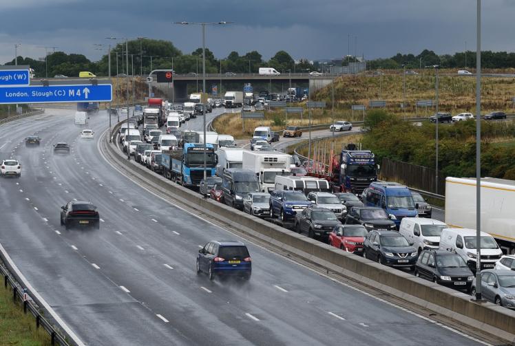 Part of M4 closes between Maidenhead and Slough after two lorries crash 