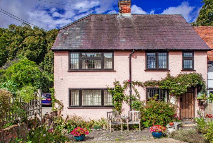 Picturesque cottage which stops walkers in their tracks