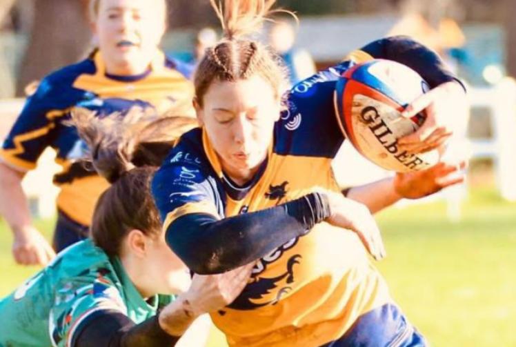 Mueller bows out with late score as Hawks triumph