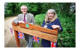 Jubilee walk and bench unveiled at Dinton Pastures 
