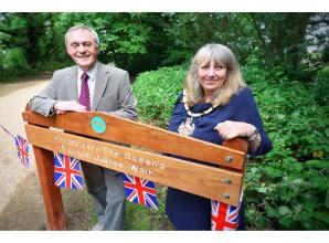 Jubilee walk and bench unveiled in at Dinton Pastures