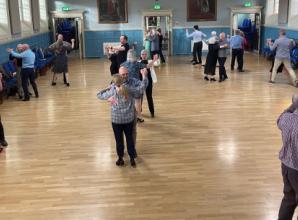 Learn how to do waltz at ballroom dance classes