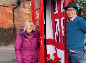Couples decorate kiosk for remembrance