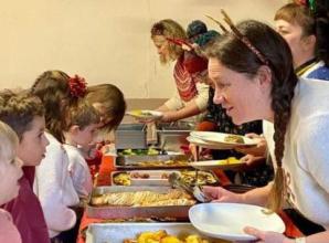 Pub cooks free Christmas dinner for pupils