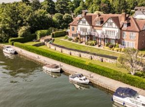 Modern comfort with close connection to River Thames