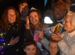 Thousands watch sparkling