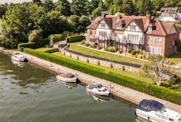 Modern comfort with close connection to River Thames