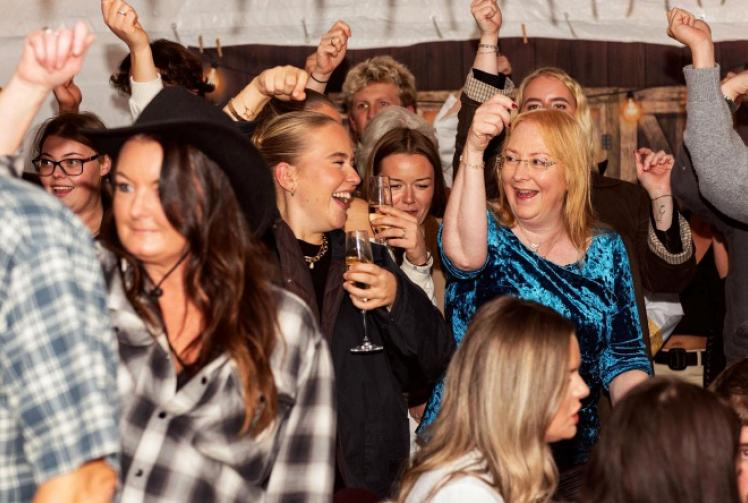 Hundreds attend pub’s country music night