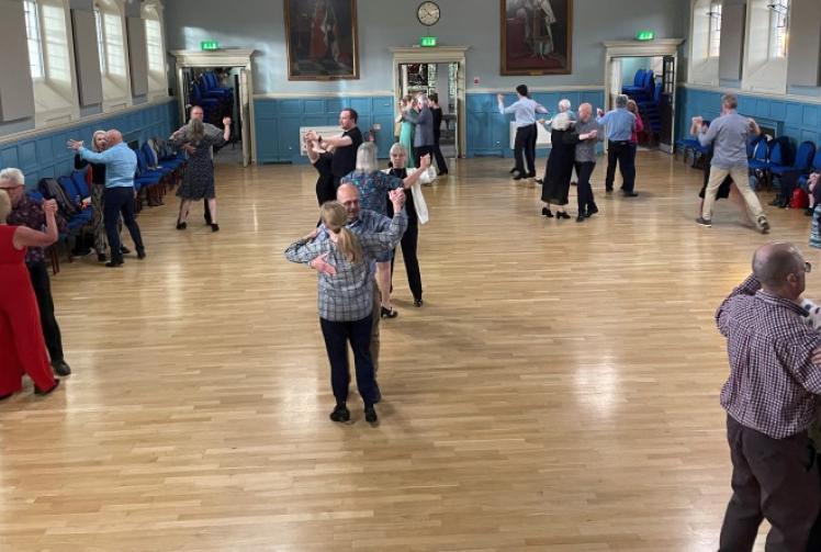 Learn how to do waltz at ballroom dance classes