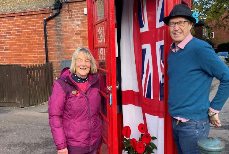 Couples decorate kiosk for remembrance