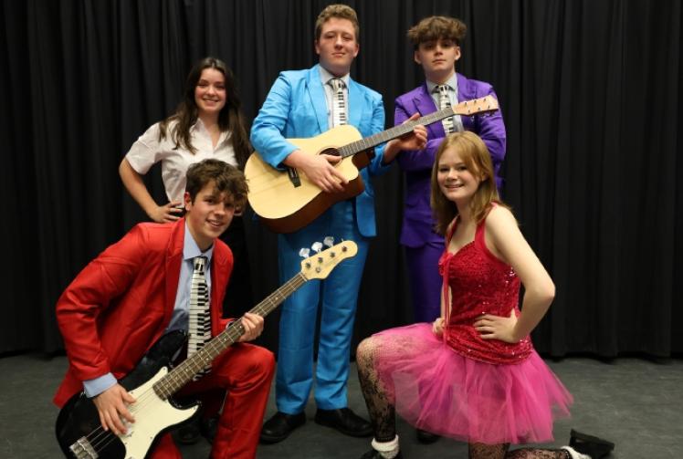 Pupils recreate parents&rsquo; era in school musical