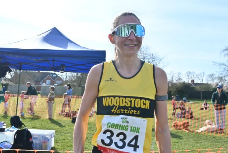 Runners keep their cool as hot weather brings out the crowds