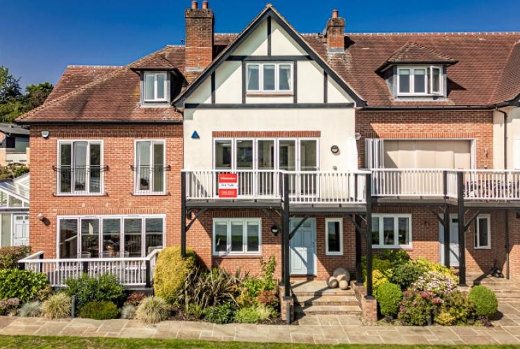 Modern comfort with close connection to River Thames