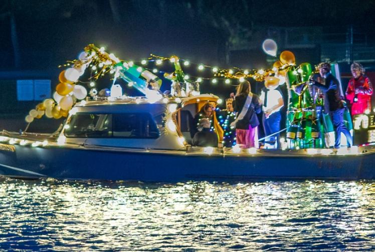 Thousands watch sparkling