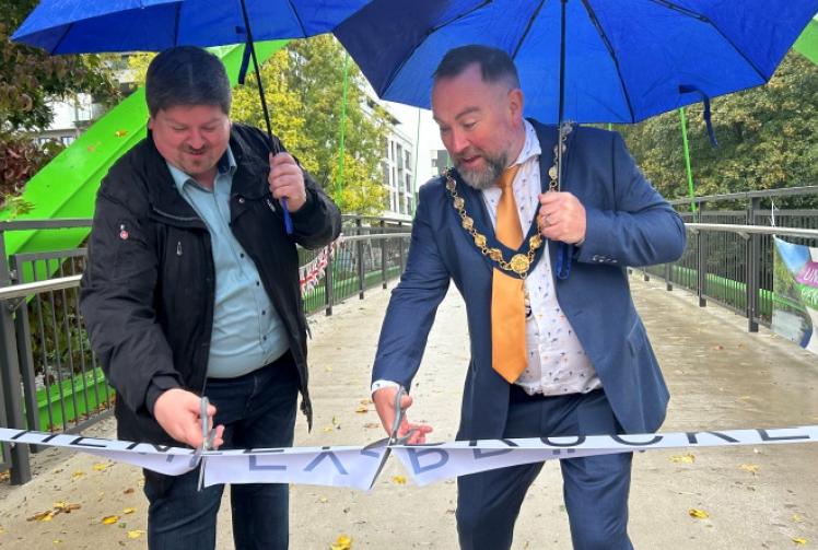 Twin town re-opens Henley Bridge after six-year wait